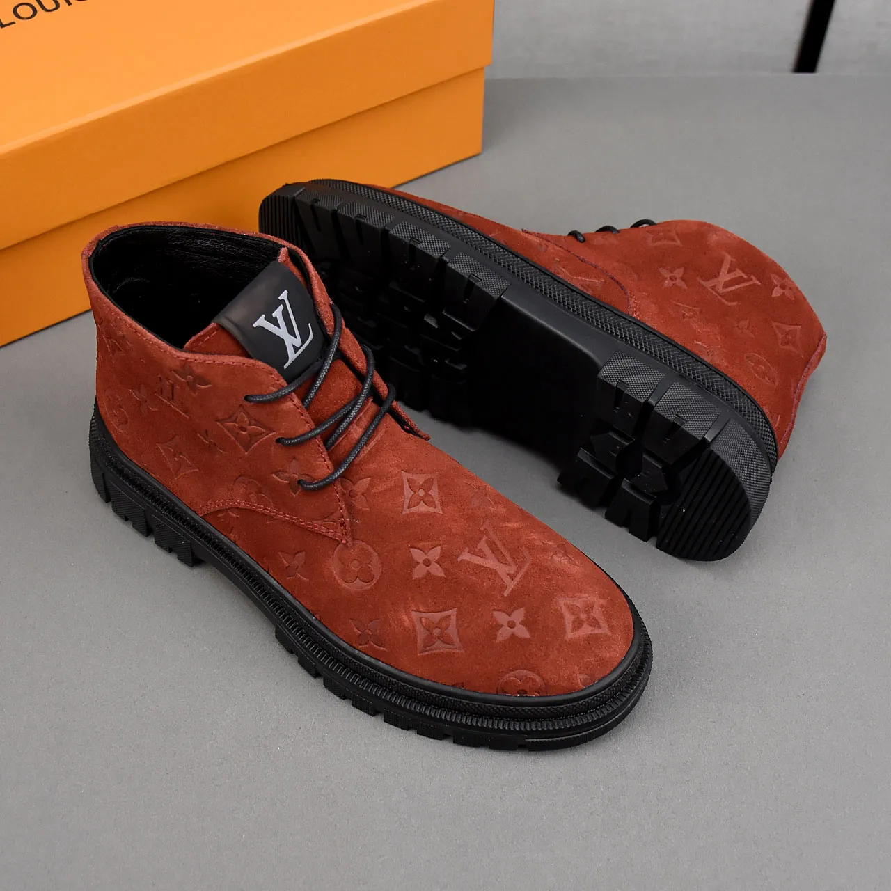 PP leather 230 gross 250👟👟👟LOUIS VUITTON LV donkey brand new thick-soled lace-up big-toe shoes men's casual shoes high-top short boots. These boots are made of waterproof nubuck to create a lightweight and comfortable shoe body. The trendy attitude of being both strong and soft makes it an everyday choice. ✔Upper: imported nubuck leather ✔Lining: sheepskin or wool ✔Outsole: molded outsole Size: 38-44